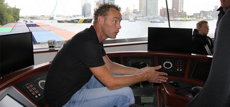 Sebastiaan van der Meer gaf belangstellenden in de stuurhut geraffineerd uitleg over de containerlogistiek.