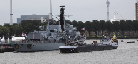 De VT Valburg toonde hoe een schip kan aanleggen naast een ander schip zonder meertouwen.