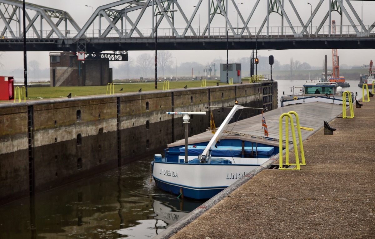 sluis bij grave hoogwatergolf stremmingen door spuien sluis grave de sluis bij grave hoogwatergolf stremmingen door spuien sluis grave de
